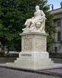 Unter den Linden - Marmordenkmal Alexander von Humboldts (Mitte)