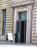 Unter den Linden - Deutsche Guggenheim Berlin, Eingang zu den Ausstellungsräumen (Mitte)