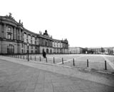 Unter den Linden - Bebelplatz, links die Kommode, im Hintergrund die Humboldt-Universität (Mitte)