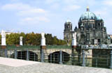 Unter den Linden - Schlossbrücke, Figurengruppen, im Hintergrund der Berliner Dom (Mitte)
