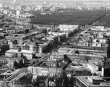 Straße Unter den Linden - von der Schlossbrücke bis zum Pariser Platz, im Vordergrund die Kuppel des Berliner Domes, im Hintergrund die Siegessäule (Mitte)